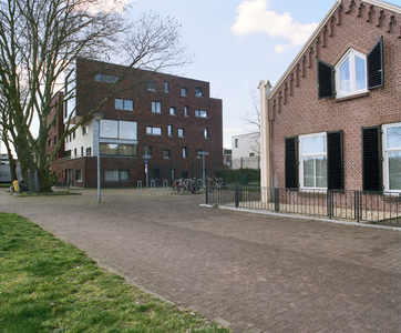 127079 Gezicht op een appartementencomplex op de hoek van de Jutfaseweg en Pieter Bernagiestraat te Utrecht.